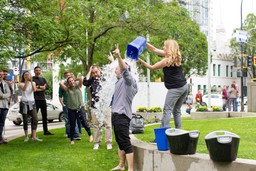 Un ejemplo de Marketing de guerrilla es el bucket challenge