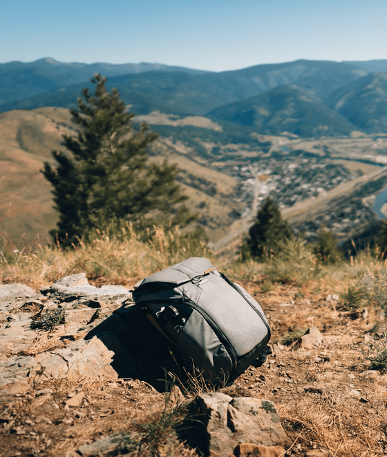 paisaje montañoso con mochila
